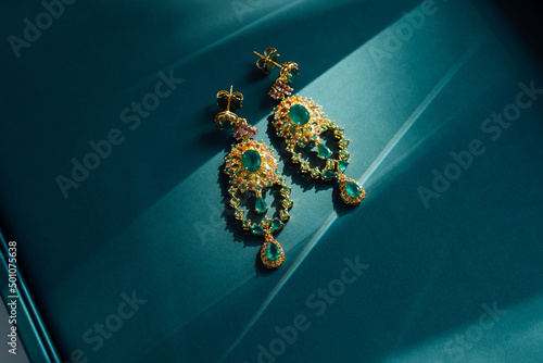 Quadro su tela Earrings made of gold and emeralds