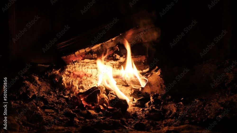 UHD - travelling - feu de cheminée - foyer - feu de camp paisible UHD - travelling - feu de cheminée - foyer - feu de camp paisible