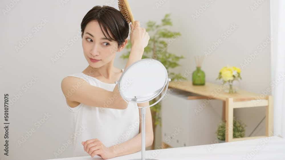ブラッシングをしている若い女性 ビューティーイメージ ブラッシングをしている若い女性 ビューティーイメージ