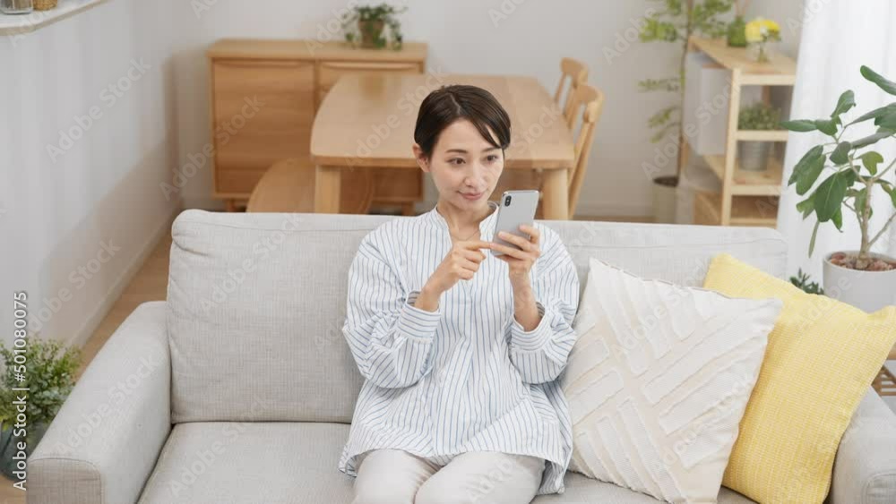 スマートフォンを操作する若い女性 スマートフォンを操作する若い女性