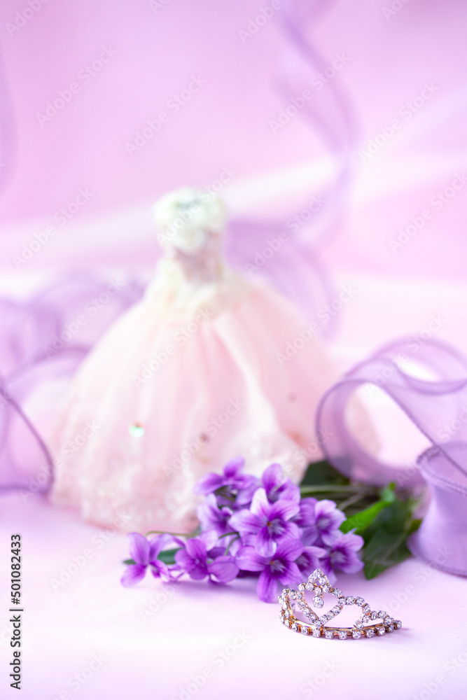 ティアラとウェディングドレスと可愛いスミレの花束と紫のリボン（オーガンジー背景）