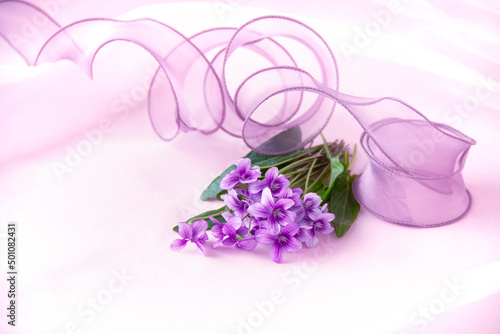可愛いスミレの花束と紫のリボン（オーガンジー背景）
