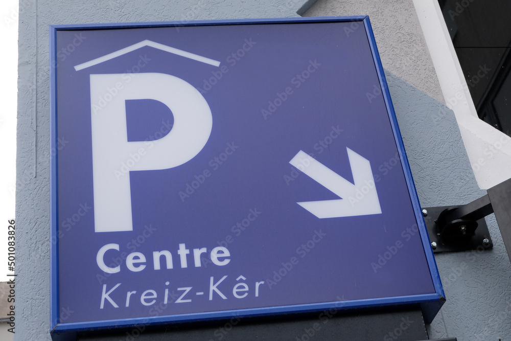 Panneau indiquant le parking du centre à Vannes en Bretagne Panneau indiquant le parking du centre à Vannes en Bretagne