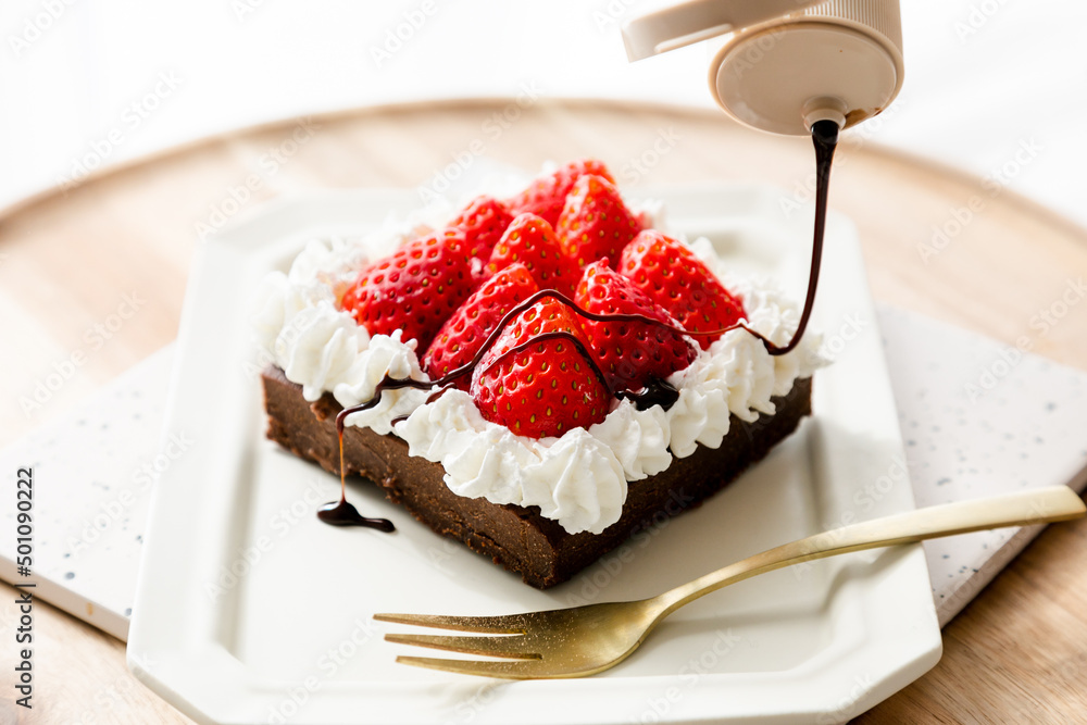 苺のケーキとチョコソース