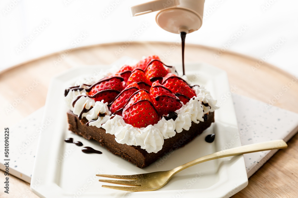 苺のケーキとチョコソース