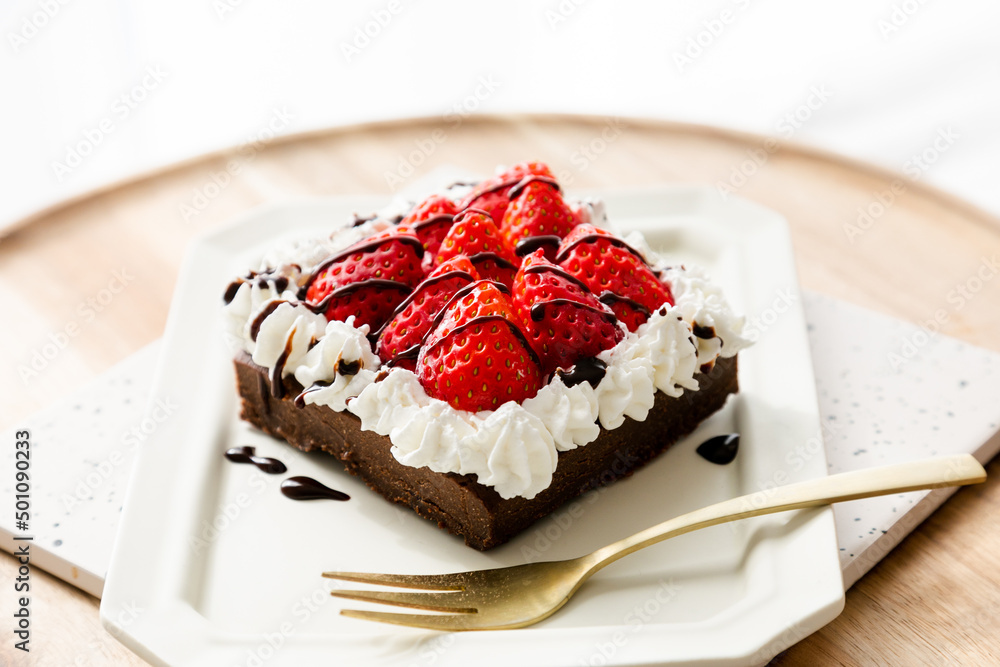 苺のケーキとチョコソース