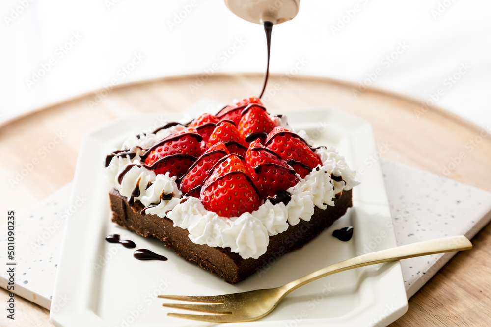 苺のケーキとチョコソース