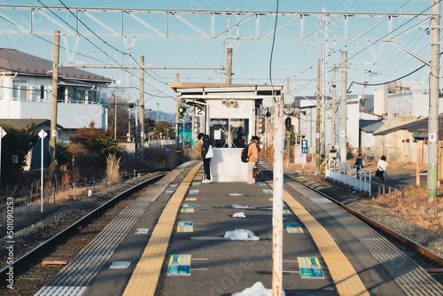 Obraz na płótnie 田舎の駅で電車を待つ人 w salonie