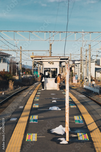 Obraz na płótnie 田舎の駅で電車を待つ人 w salonie