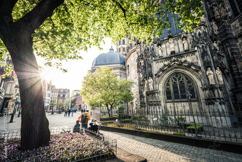 Aachener Straße mit Dom mit Menschen