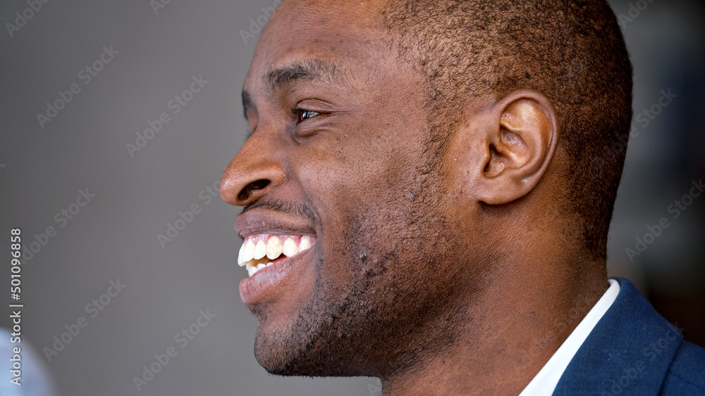 Obraz premium Portrait of a smiling african american man in a suit at a business meeting