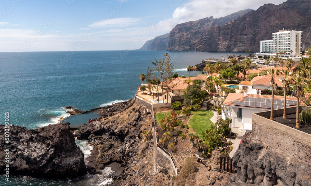 Vista panorámica de los acantilados, y complejos turísticos en Los Gigantes, Tenerife, Islas Canarias, España
