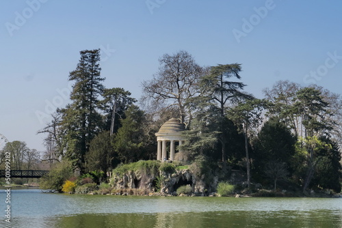 Temple de l'Amour, lac Daumesnil, bois de Vincennes. Paysage romantique. Paris.