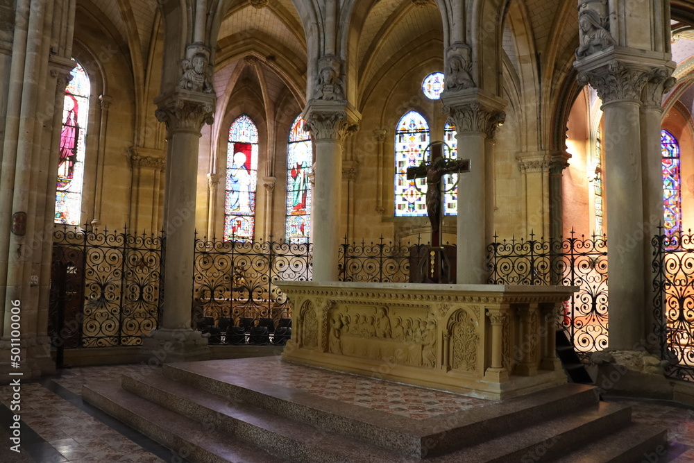 Fototapeta premium L'église du sacré coeur, de style néo gothique, construite au 19eme siecle, intérieur de l'église, département de l'Allier, France
