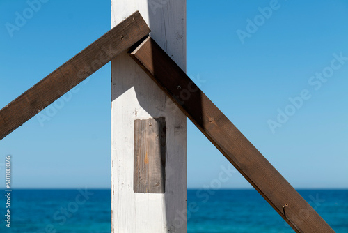 Assi di legno tra cielo e mare photo