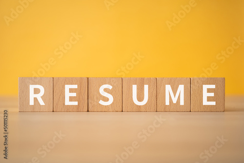 再開のイメージ｜「RESUME」と書かれた積み木 photo