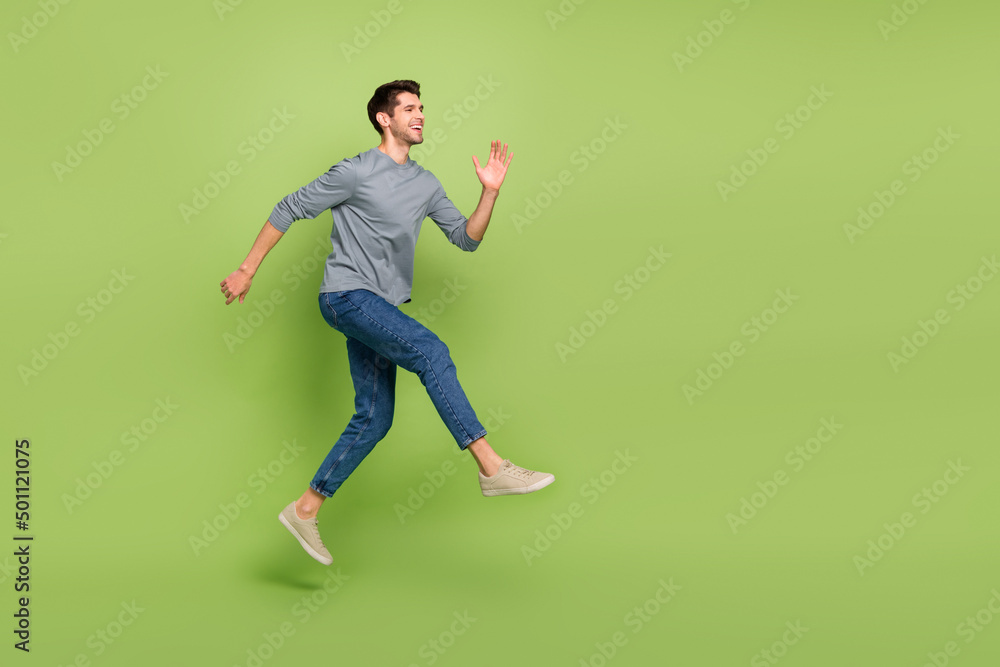 Full body photo of overjoyed emotion attractive guy excited to go on date with girlfriend isolated on green color background Full body photo of overjoyed emotion attractive guy excited to go on date with girlfriend isolated on green color background
