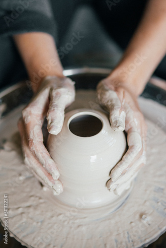 Foto Female hands sculpt clay dishes