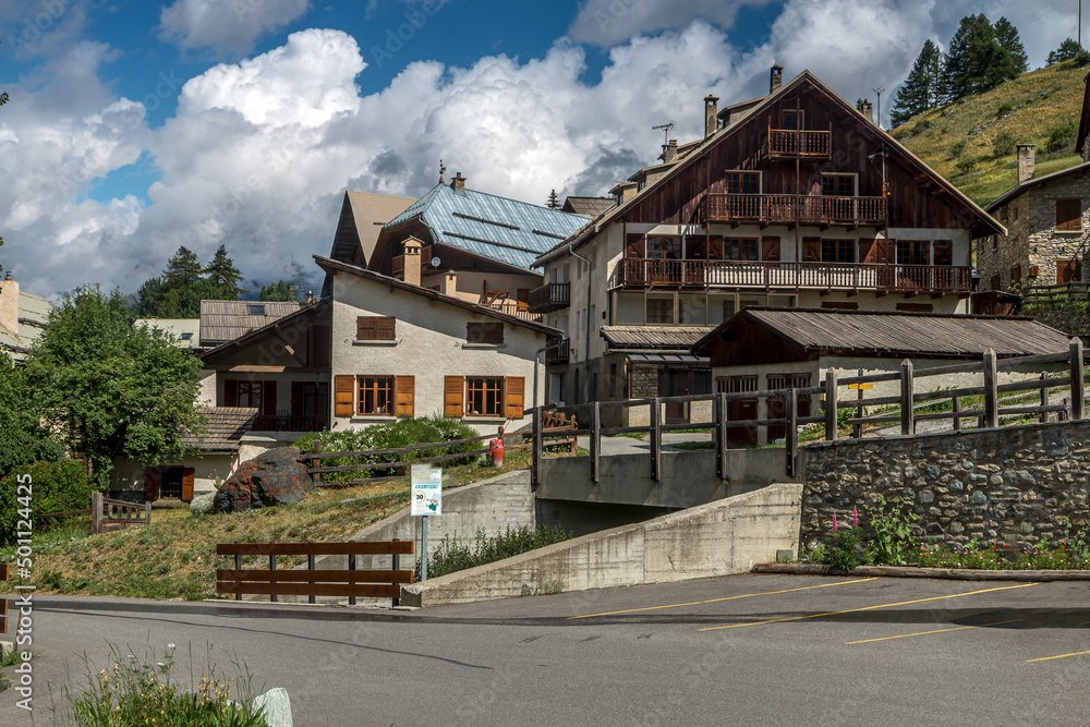Village de Molines dans le massif du Queyras en été , Hautes-Alpes , France