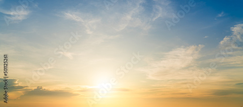 Foto Sunset sky clouds with orange, yellow sunlight clouds in the evening, beautiful