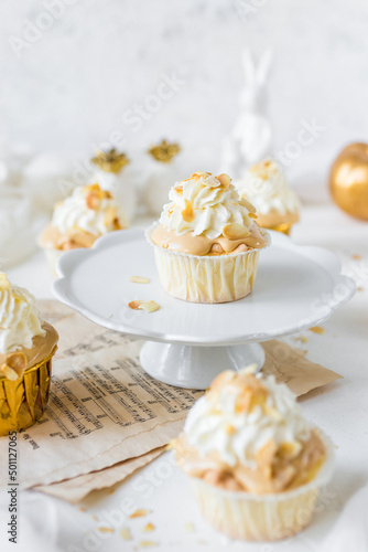 Caramel and cream cupcakes with almonds