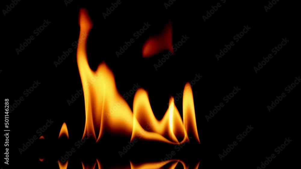 Feuerflammen auf schwarzem Hintergrund mit Spiegelung. Feuerflammen auf schwarzem Hintergrund mit Spiegelung.