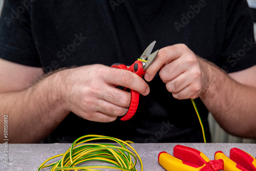 Cutting wire by nippers, Cropping the cable under voltage