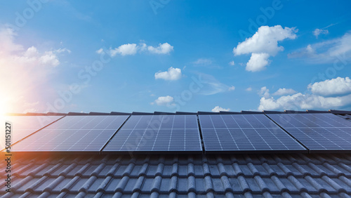 Sonne scheint auf Photovoltaik Anlage auf Dach von Haus photo
