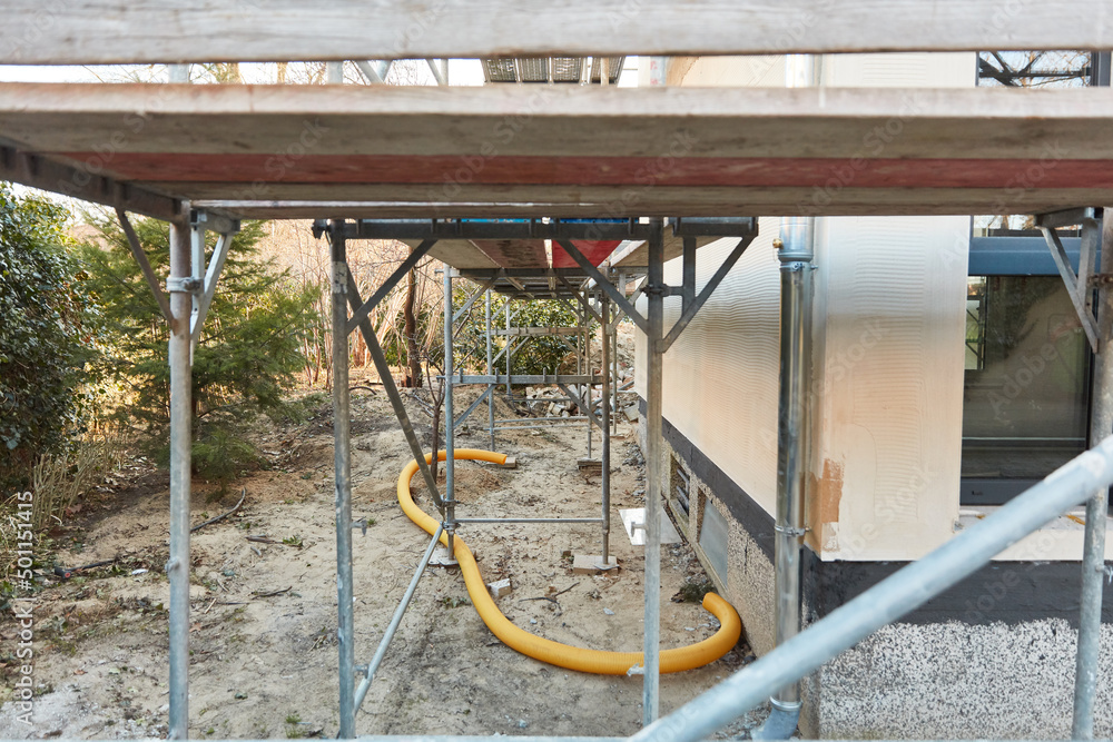 Baustelle mit Gerüst im Garten vom Haus bei Hausbau Stock Photo Adobe