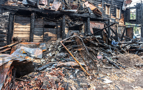 Εκτύπωση καμβά Charred ruins and remains of a burned down house