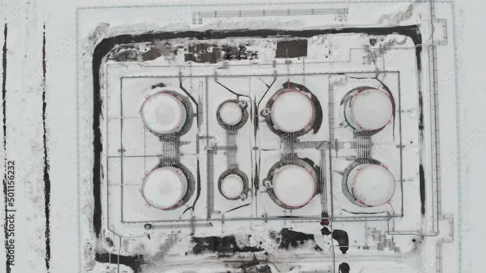 Vídeo do Stock The drone flies around the oil storage tank, oil and