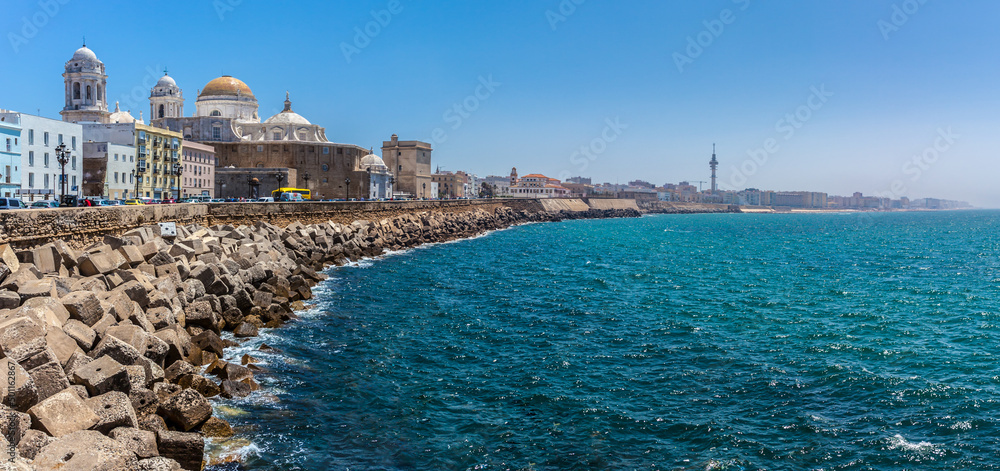 Fototapeta premium Vistas de Cádiz, antigua ciudad portuaria en el suroeste de España