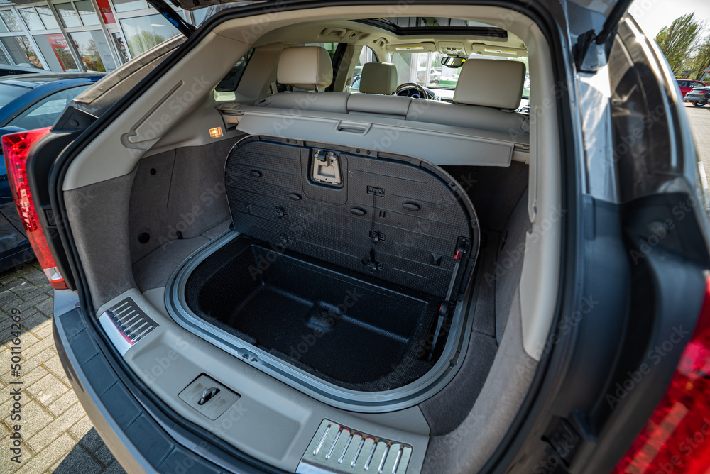 Obraz premium Kofferraum Fach Unterboden von moderner SUV, weitwinkel
