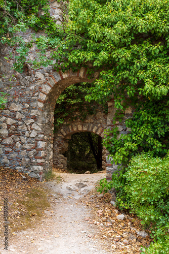 Fototapeta Naklejka Na Ścianę i Meble -  Stone ruins buildings at mystras town, Peloponnese, Greece