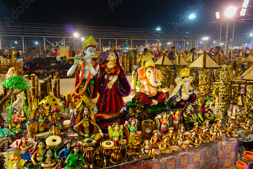Foto Kolkata, West Bengal, India - 31st December 2018 : Lord Krishna playing flute and Radha standing, terracotta dolls made in Krishnanagar, Nadia, West Bengal, for sale in Handicraft Fair in Kolkata