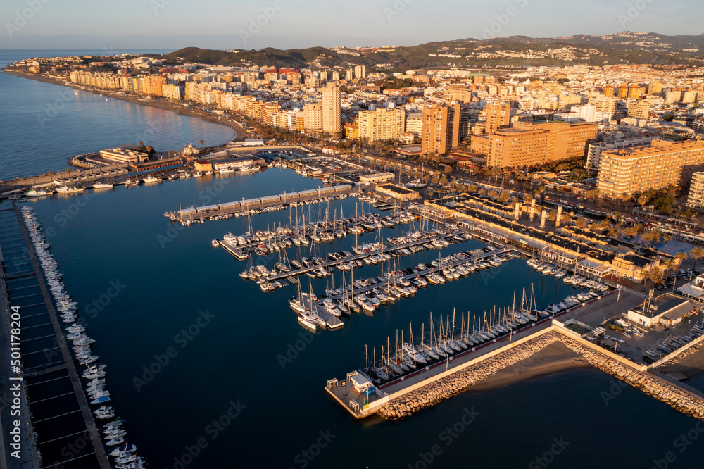 vista de aérea del puerto de Fuengirola en un bonito día, Andalucía