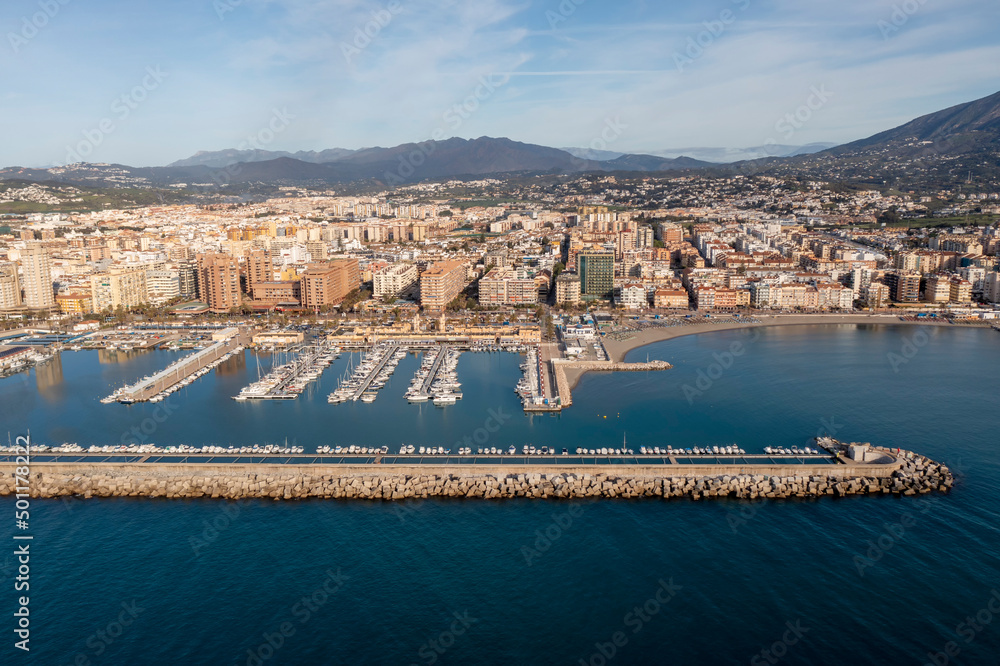 Fototapeta premium vista de aérea del puerto de Fuengirola en un bonito día, Andalucía