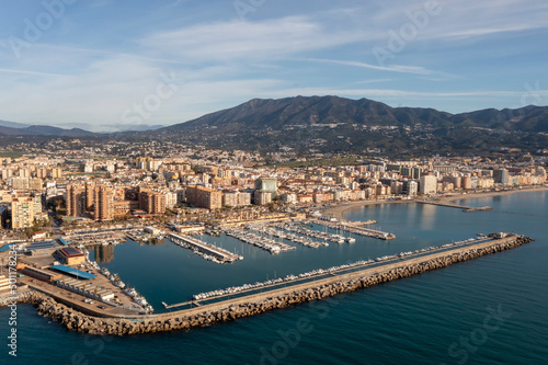 vista de aérea del puerto de Fuengirola en un bonito día, Andalucía