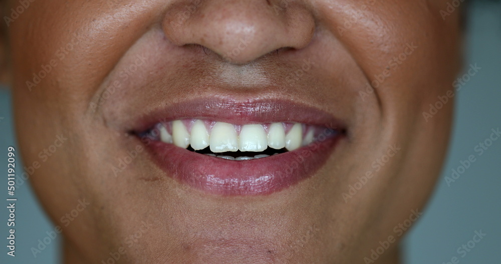 Naklejka premium African black woman talking to camera, close-up mouth in conversation talking