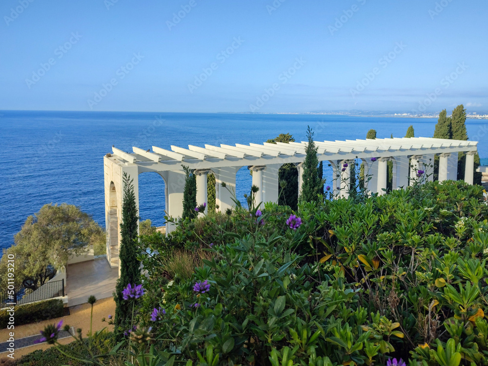Colonnes de la pergola du palais Maeterlinck en bord de mer à Nice sur la Côte d'Azur