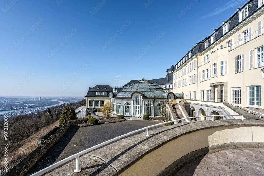 Das Äußere des Steigenberger Grand Hotels in Königswinter auf dem Petersberg bei Bonn 