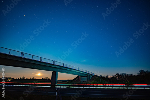 Mondafgang Autobahn Brücke Langzeitbelichtung