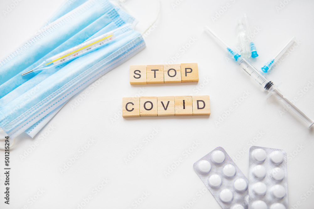 Obraz premium Stop coronavirus inscription. Preparation for vaccination against covid-19. Syringe, vaccine, pills, medical mask.