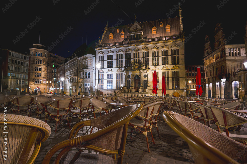 Bremer Marktplatz am Abend mit Tische und Stühle im Vordergrund