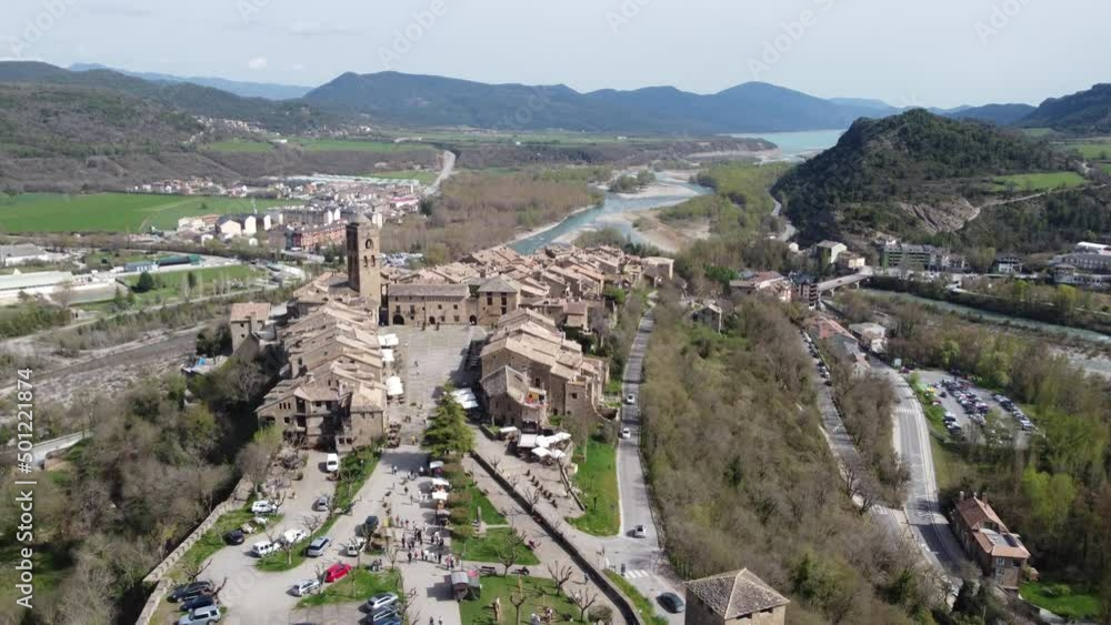 Vista aérea de la localidad de Aínsa (Huesca). Imágenes tomadas con drone en 4k. Vista aérea de la localidad de Aínsa (Huesca). Imágenes tomadas con drone en 4k.