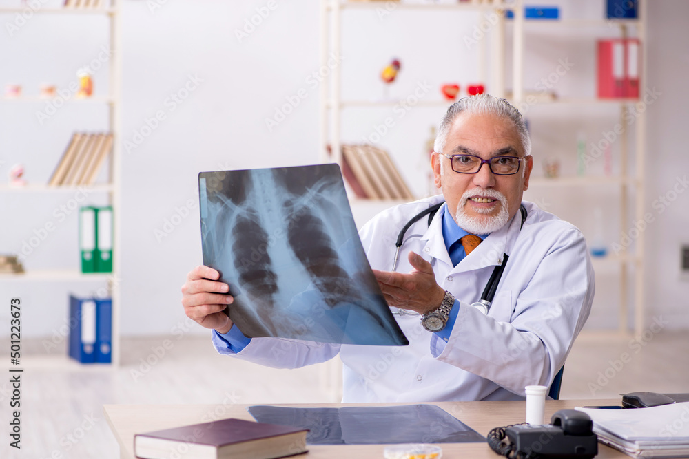 Obraz premium Old male doctor radiologist working in the clinic
