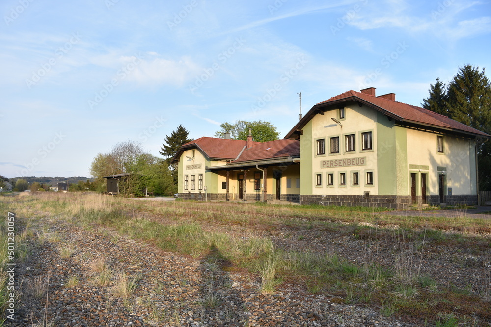 Obraz premium Bahnhof, verlassen, Donauuferbahn, Persenbeug, Bahnhofsgebäude, Stationsgebäude, Magazin, Bahnsteig, Bahntrasse, Schotterbett, verwachsen, verwildert, demontiert, Lost Place, Urban Exploring, Fenster,