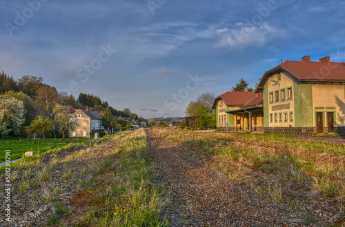 Bahnhof, verlassen, Donauuferbahn, Persenbeug, Bahnhofsgebäude, Stationsgebäude, Magazin, Bahnsteig, Bahntrasse, Schotterbett, verwachsen, verwildert, demontiert, Lost Place, Urban Exploring, Fenster,