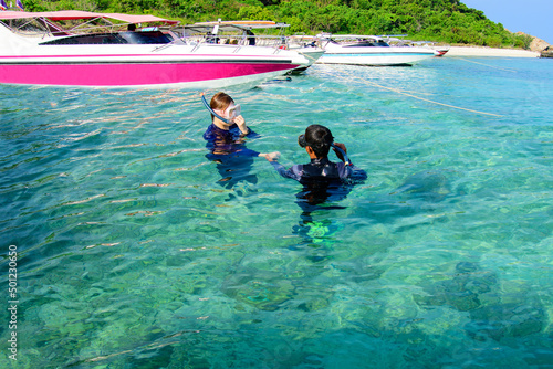 Dive instructors teach you how to breathe underwater with water and practice scuba diving in open water.