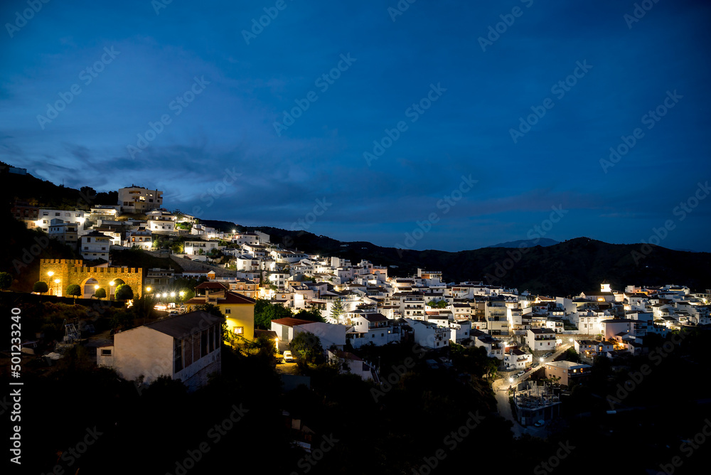 Moclinejo (Málaga) en la hora azul
